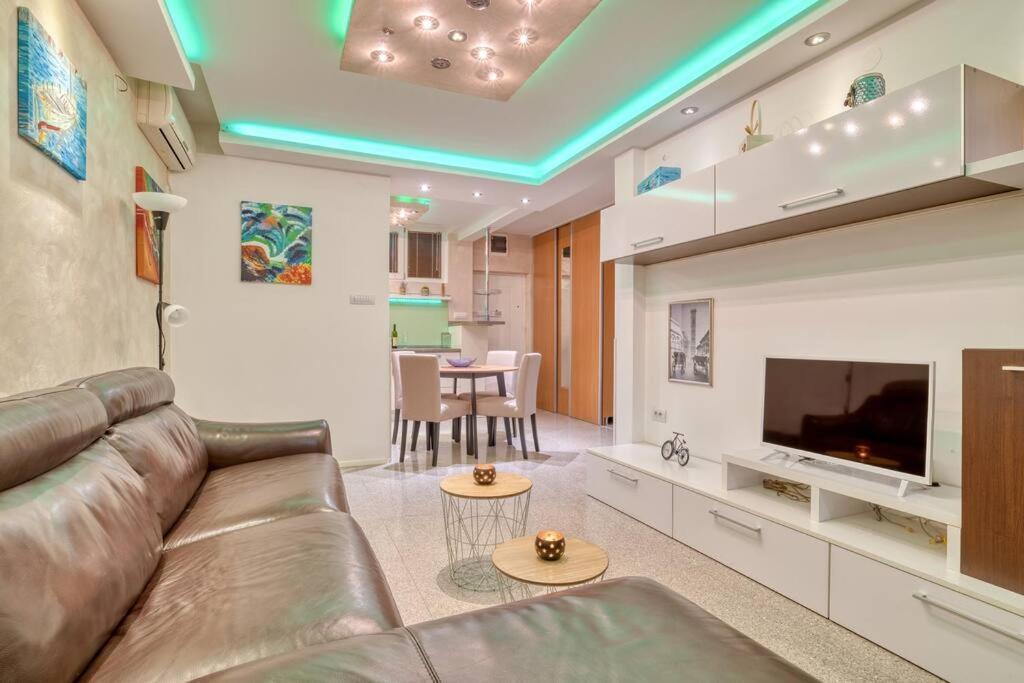 Cozy Nest Apartment- Central And Seaboard With Elevator Kotor Luaran gambar
