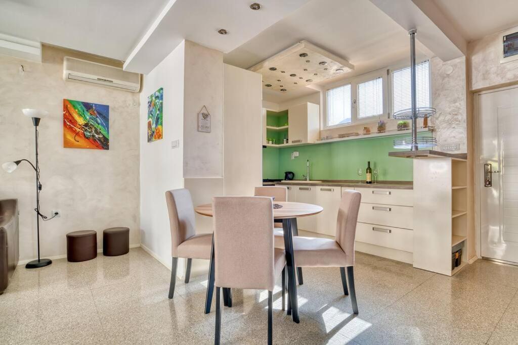 Cozy Nest Apartment- Central And Seaboard With Elevator Kotor Luaran gambar