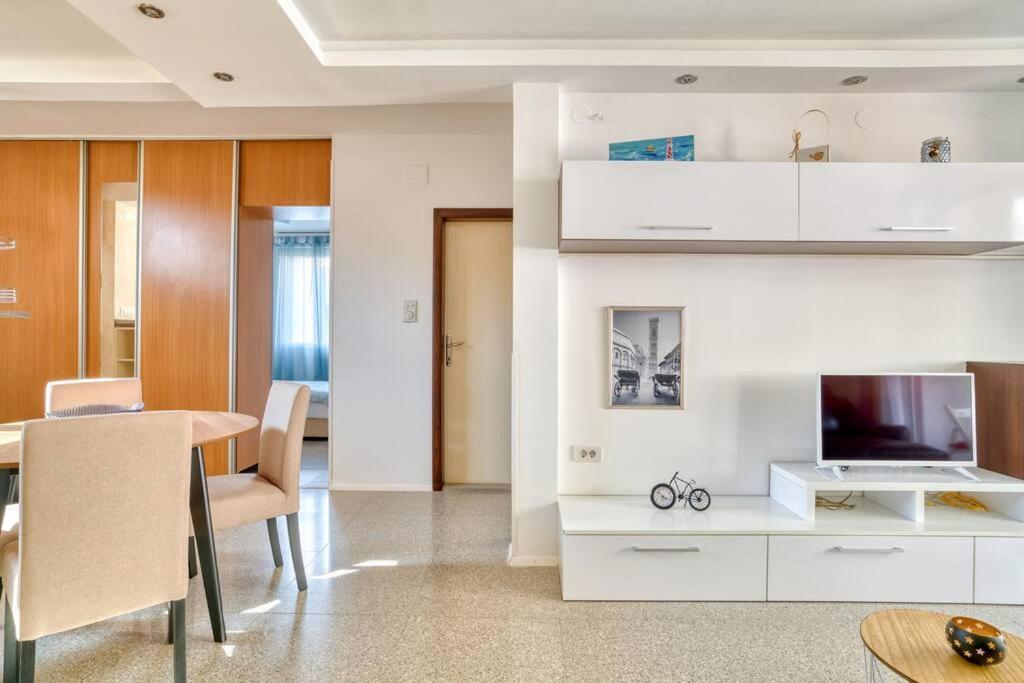 Cozy Nest Apartment- Central And Seaboard With Elevator Kotor Luaran gambar
